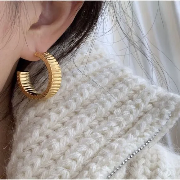 18K Gold Plated Minimalistic Bold Striped 3D C Hoops Earrings - Picture 4 of 9